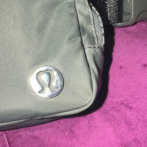 Lululemon Athletica Grey Sage Crossbody Everywhere Belt Bag 1L olive green - Picture 3 of 16